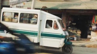 Katmandu, Nepal - 22 Mart 2018. İnsanların toplu taşımayla Nepal'de.