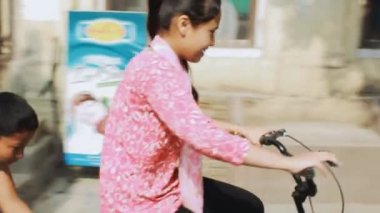 Katmandu, Nepal - 22 Mart 2018. Bisiklete binmeyi Nepal kız öğrenir