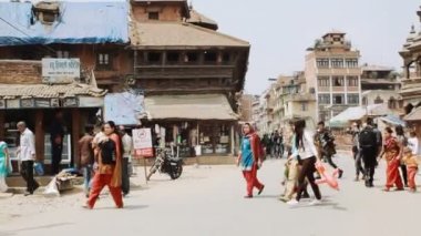 Katmandu, Nepal - 02 Nisan 2018: insanlar karşıdan karşıya