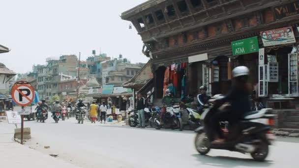 Kathmandu, Nepál - 02 duben 2018: Motorky, auta a autobusové dopravy v Durbar — Stock video