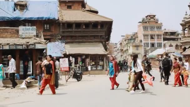 Kathmandu, nepal - 02. April 2018: Menschen überqueren die Straße — Stockvideo