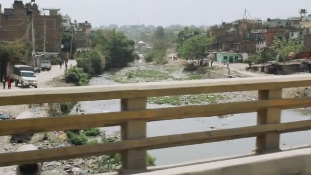 Kathmandu, Nepal - 02 April 2018: vuile rivier in Kathmandu — Stockvideo