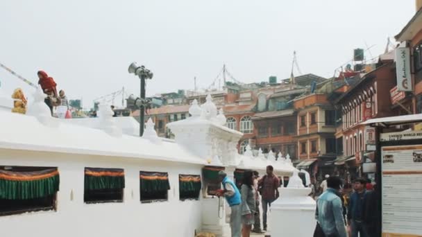 카트만두, 네팔-2018 년 3 월 22 일: 사람들이 도보로 Boudhanath Stupa 주변 거리. — 비디오