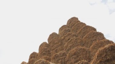 balya saman ve saman bulutlu gökyüzü arka planı piramit. kamera izleme