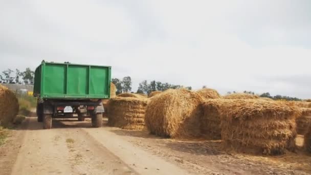 Traktor Egy Farmon Kör Bála Szalma Közelében Mezőgazdasági Háttér — Stock videók