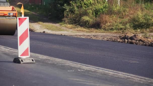 Vinnytsia, 乌克兰-2018年9月10日: 道路压路机铺设新鲜沥青路面 — 图库视频影像