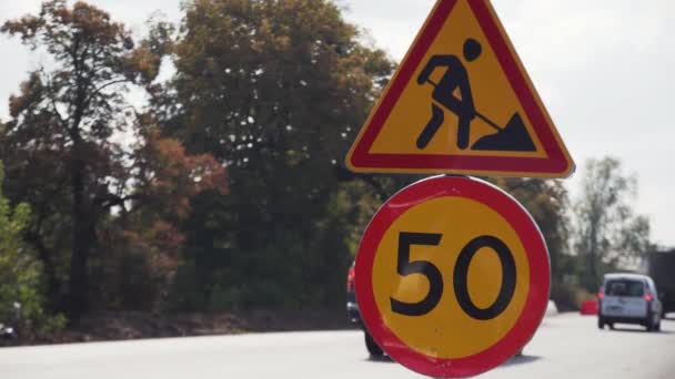 Vinnytsia, ukraine - september 10, 2018: Schild Straßenbauarbeiten ist auf der Fahrbahn — Stockvideo