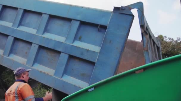 アスファルト舗装にアスファルトをトラックが吐き出すヴィーンヌィツャ、ウクライナ - 2018 年 9 月 10 日。 — ストック動画