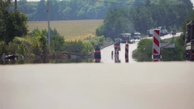 Karayolu onarım. Yol silindiri asfalt düzleştirir. Asfalt Finişer ve silindir.