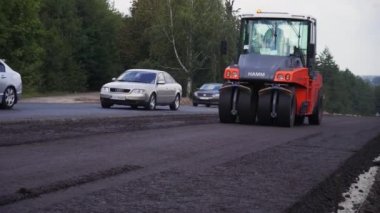 Vinnitsa, Ukrayna - 10 Eylül 2018: Asfalt tamir şehir yolda uygulama sphalt fayans ustası