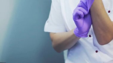Doktor tıbbi ceket eldiven bir güzellik salonu içinde koyarak güzellik uzmanı. Sağlık ve Tıp