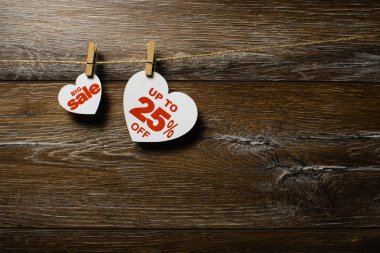 Kalpler clothespins ile ip üzerinde ahşap arka plan asılı büyük satışa. 25 indirim off kadar beyaz kalp üzerinde yazılı