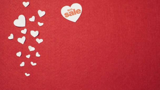 Kırmızı Zemin Üzerine Beyaz Kalp Büyük Satışında Elini Kalbine Yazılı — Stok video
