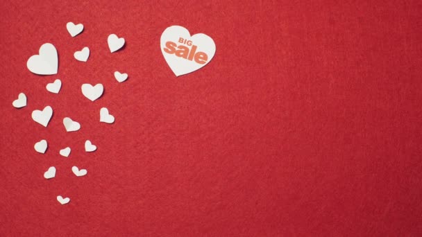 Mans mano suma hasta 40 por ciento escrito en el corazón blanco. Venta de San Valentín — Vídeos de Stock