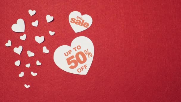 Weiße Herzen zum großen Verkauf auf rotem Hintergrund. 14. Februar Verkauf — Stockvideo