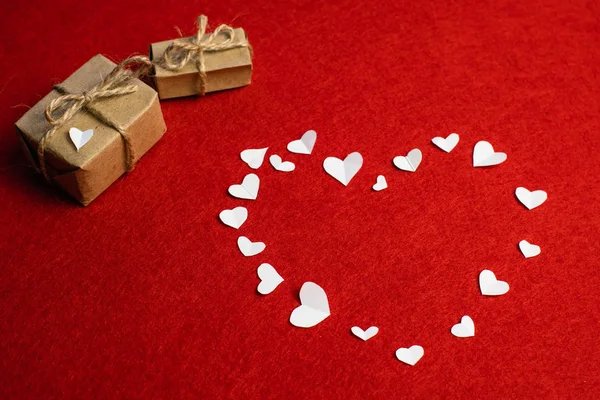 Beutiful kalp küçük beyaz kağıt hatıralarımızda iki hediye izole kırmızı yay ile yaptı. Bayram Saint Valentine