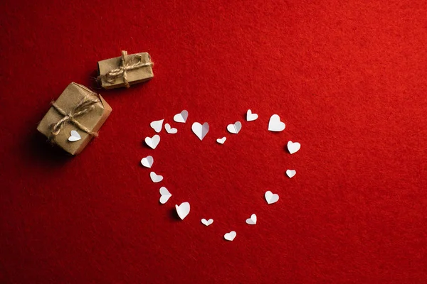 Romanttinen Rakkauden Symboli Sydämen Muodossa Käsintehtyjä Leikkauksia Valkoisesta Paperista Kaksi — kuvapankkivalokuva