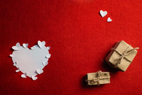 Valentinsdagssammensetning Små Papirhjerter Omgir Stort Hvitt Hjerte Gavebokser Med Sløyfer – stockfoto