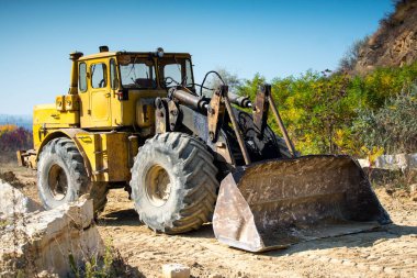 büyük sarı eski Ekskavatör taş ocağı kumtaşı çıkarım için çalışma