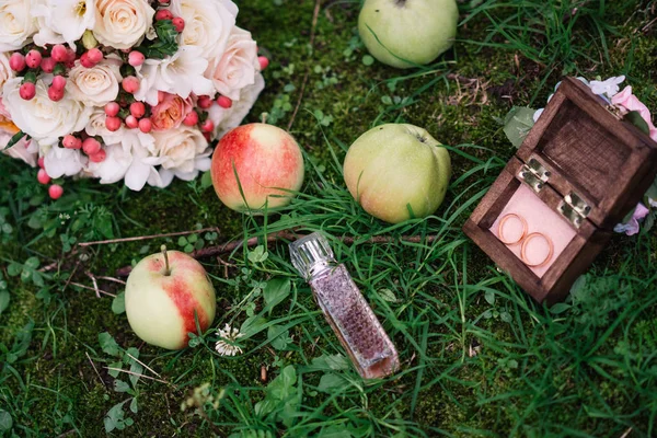 แหวนแต งงานในกล องไม ในหญ บแอปเป ลและน าหอมก อดอกไม งงาน — ภาพถ่ายสต็อก
