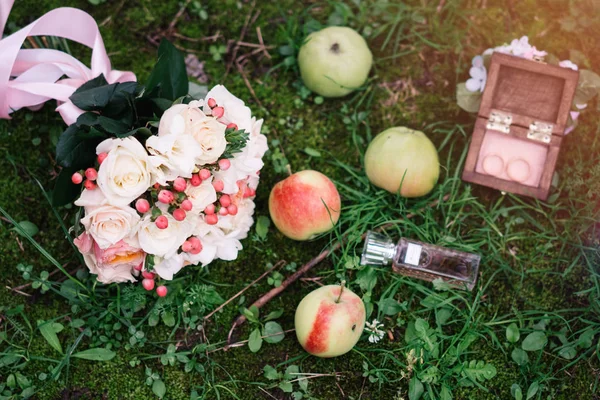 อดอกไม งงานของดอกก หลาบส ขาวในหญ ยวก บแอปเป ลและแหวนแต งงาน — ภาพถ่ายสต็อก