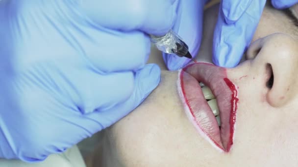 Εφαρμογή Κόκκινο Μόνιμο Μακιγιάζ Στα Γυναικεία Χείλη Στο Σαλόνι Ομορφιάς — Αρχείο Βίντεο