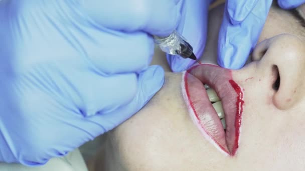 Tillämpa Röd Permanent Makeup Kvinnliga Läppar Skönhetssalong — Stockvideo