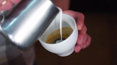 Mükemmel bir kapuçino yapma ve beyaz bir kalp oluşturma kahve barista dökme latte köpük. Beyaz fincan cappuccino ile