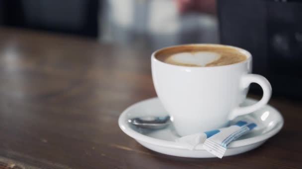 Cangkir Putih Dengan Cappuccino Siap Berdiri Atas Meja Kayu Dan — Stok Video