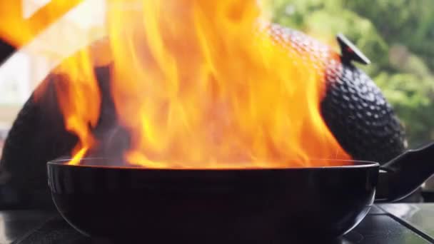 Professionele Shef Zwarte Handschoenen Koken Met Vlam Een Koekenpan Met — Stockvideo