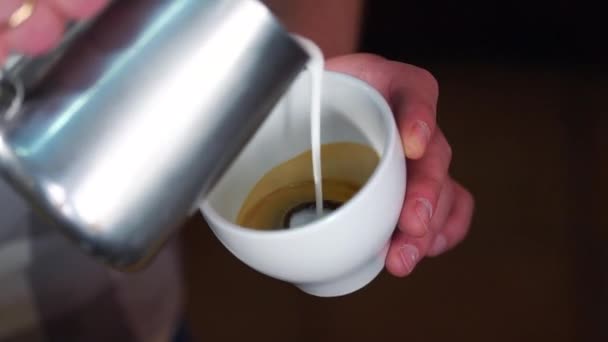 咖啡杯将拿铁泡沫倒在咖啡上 形成了完美的卡布奇诺 创造了一颗洁白的心 白色杯配卡布奇诺 — 图库视频影像