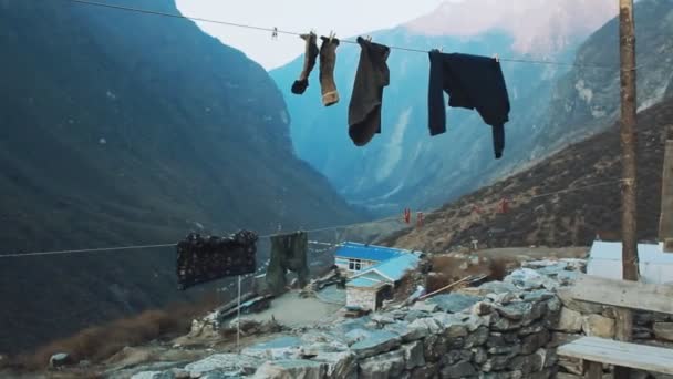 Touristen Trocknen Kleidung Den Bergen Von Nepal — Stockvideo