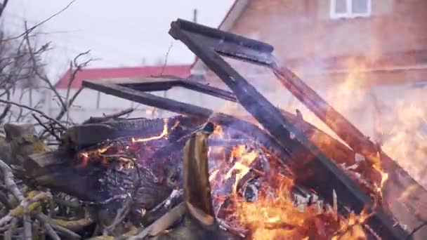 Brandende deuren op de achtergrond van het huis — Stockvideo