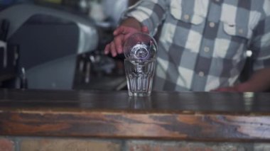 Güzel hareket profesyonel barista barda ile iki kadeh kokteyl yapmak bir kadeh. Barmen Sambuca yanan.