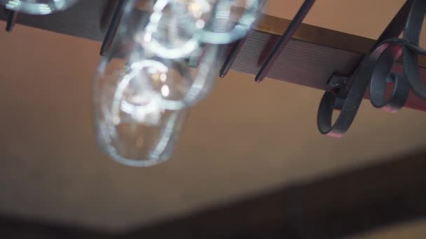 Temiz parlak gözlük restoranda beyaz bezle birisi elle özel raf yerleştirir. Portre — Stok video