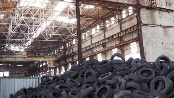 Roues en caoutchouc anciennes pour le recyclage d'usine de déchets — Video