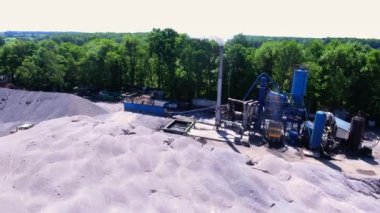 moloz büyük bir dağ ile asfalt tesisi üzerinde ekskavatör. yol onarımı