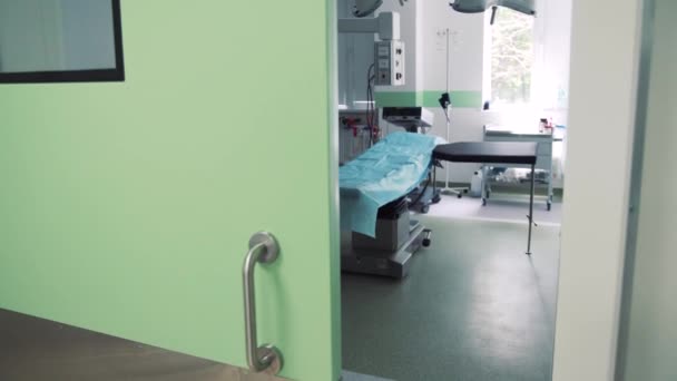 Pusta Nowoczesna sala operacyjna w klinice — Wideo stockowe