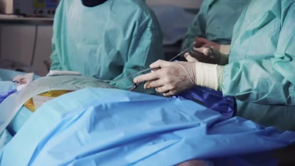 Хірургія хребта в нейрохірургічному відділенні. видалення грижі в лікарні — стокове відео