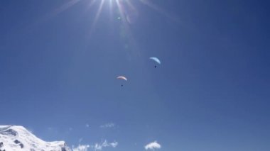 Yamaç paraşütü karlı dağların üzerinde uçuyor. monblan dağının arka planında yamaç paraşütü