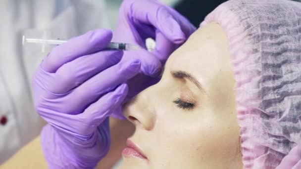 Mulher Bonita Recebendo Injeção Elevação Meio Testa Cosmetologia Facial Terapia — Vídeo de Stock