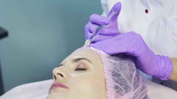 美容器程序进入病人的额头在诊所 美容行业的现代趋势 注射美容 — 图库视频影像