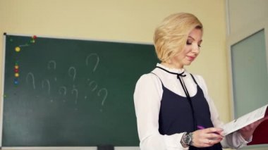 sınıf yapraklar okul öğretmeni okul yönetim kurulu nun arka planına karşı bir kitap ile okul öğretmeni