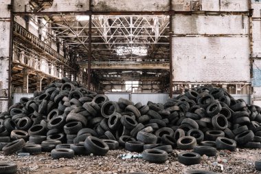 Eski fabrikada eski araba lastikleri Duvar