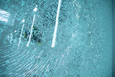 ortasında delik olan kırık pencere