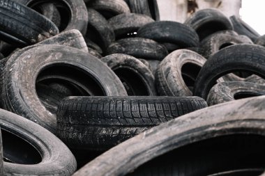 geri dönüşüm için bir çöplükte eski siyah lastikler