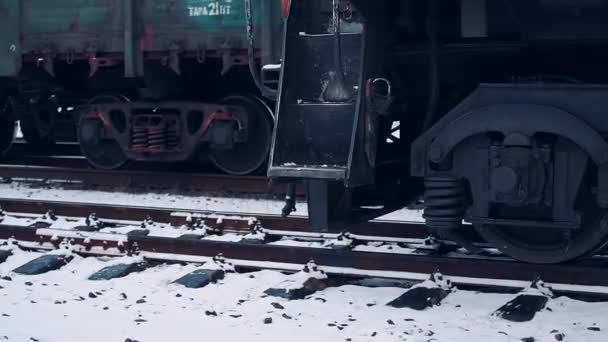 Οι τροχοί του τρένου πάνε στις ράγες. πετρελαιομηχανή το χειμώνα — Αρχείο Βίντεο