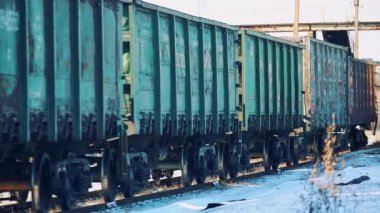 eski yük treni karla kaplı bir demiryolu üzerinde hareket