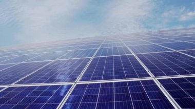 bulutlar ile mavi gökyüzü bir arka plan üzerinde paneller çok sayıda güneş çiftliği. Yeşil enerji.
