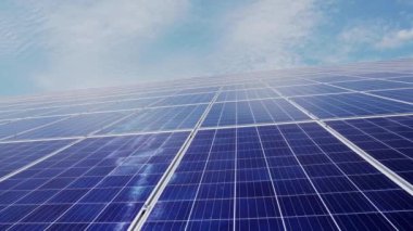 Güneş enerjisi istasyonu. bulutlar ile mavi gökyüzü bir arka plan üzerinde güneş panelleri